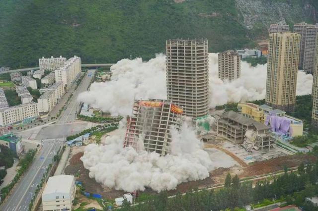 5棟高樓集中爆破，已投入數(shù)億元，為何不在原有工程上續(xù)建？（15棟爛尾7年的高樓宣布爆破拆除）"