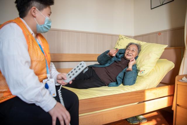 養(yǎng)老床位“搬”進(jìn)家里，武漢將新增家庭養(yǎng)老床位3000張（武漢市最新養(yǎng)老床位數(shù)）
