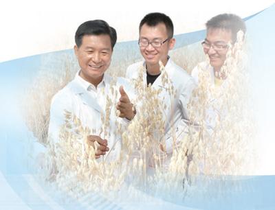 任長(zhǎng)忠?guī)ьI(lǐng)團(tuán)隊(duì)開(kāi)展科研攻關(guān)——破譯裸燕麥基因密碼（講述·弘揚(yáng)科學(xué)家精神）