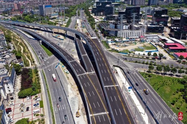 雙向6車道，全長1.6公里，楊高中路改建雙“人”字形高架跨線橋主線通車