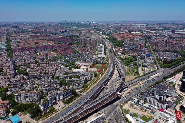 雙向6車道，全長1.6公里，楊高中路改建雙“人”字形高架跨線橋主線通車