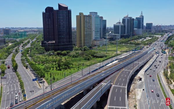 雙向6車道，全長1.6公里，楊高中路改建雙“人”字形高架跨線橋主線通車