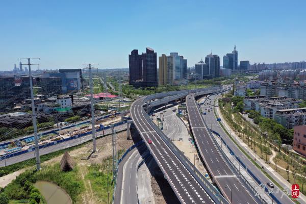 雙向6車道，全長1.6公里，楊高中路改建雙“人”字形高架跨線橋主線通車