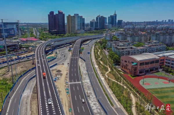 雙向6車道，全長1.6公里，楊高中路改建雙“人”字形高架跨線橋主線通車